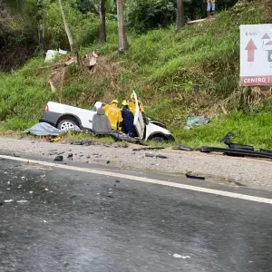 TRAGÉDIA: Colisão entre carros mata casal e deixa um ferido na SC-410