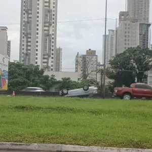 Carro capota após colisão com caminhão na BR-101; trânsito lento