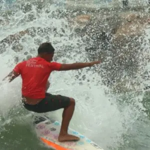 Molhe de Itapema sedia competição noturna de surf com premiação 