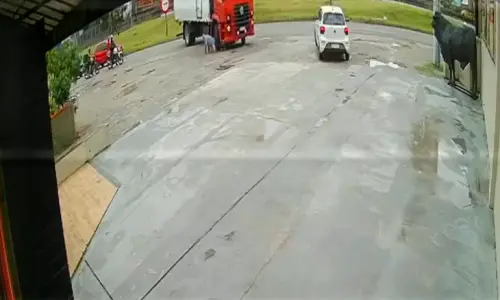 GRAVE: Caminhão passa sobre pernas de ciclista durante conversão na BR-101 