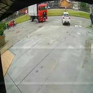 GRAVE: Caminhão passa sobre pernas de ciclista durante conversão na BR-101 