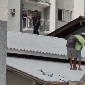 Operação de resgate: Após choque, trabalhador é resgatado de telhado
