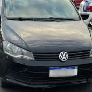 Trio é preso em estacionamento de supermercado em Tijucas com carro furtado