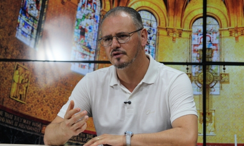 Comece a semana com fé e esperança com a oração do Padre Elizandro Scarsi!