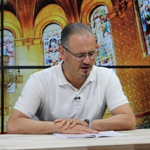 Padre Elizandro Scarsi conduz oração; assista
