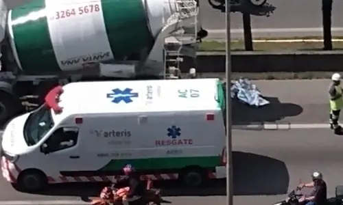 Motociclista morre em colisão com caminhão na BR-101, em Itapema