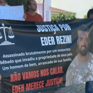 Familiares de Eder Rezini protestam durante audiência no Fórum de Tijucas