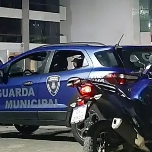 Embriagado, motorista bate em carro, ameaça mulher e é preso