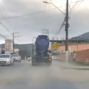 Flagrante em Porto Belo: homem pega ‘carona’ perigosa pendurado em betoneira