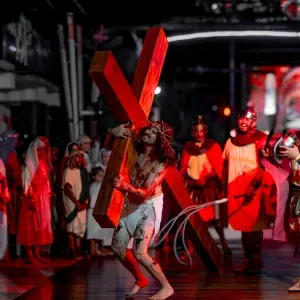 Balneário Camboriú revive a Paixão de Cristo com tradicional encenação no Cristo Luz