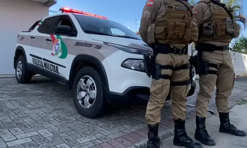 Homem é preso por agredir companheira com socos, chutes e ameaçá-la de morte