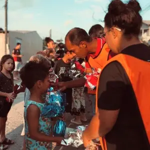 Igreja evangélica de Tijucas mobiliza ação solidária e leva 800 ovos de Páscoa a crianças
