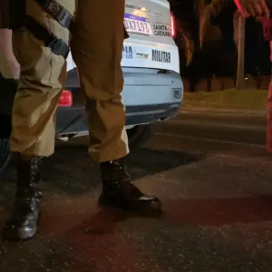 Homem com tornozeleira eletrônica é preso após denúncia por tráfico 