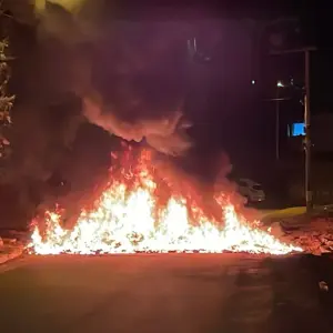 Indignação: moradora protesta contra má conservação de estrada com fogo em rua