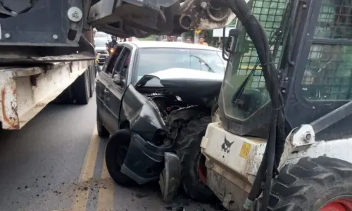 Motorista fica preso às ferragens após colisão com empilhadeira