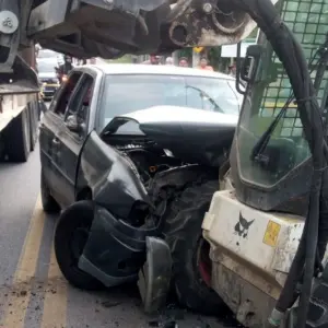 Motorista fica preso às ferragens após colisão com empilhadeira