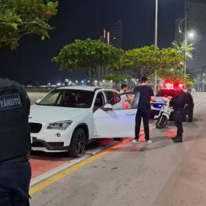 Motorista de BMW flagrado em manobras perigosas se recusa ao bafômetro e tem carro apreendido