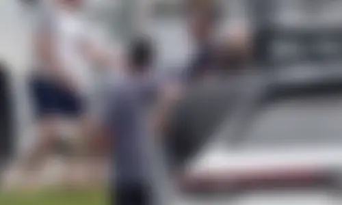 Motoristas trocam agressões e um usa barra de ferro em confusão no trânsito