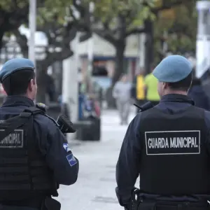 Homem suspeito de fotografar crianças em parquinho é procurado