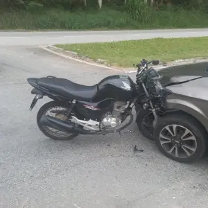 Colisão frontal deixa motociclista ferido na SC-108, em Nova Trento