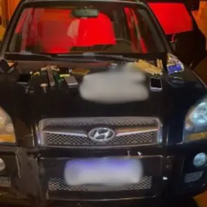 Carro suspeito de dar apoio a furtos é apreendido com ferramentas e placas