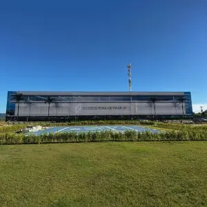 Pai de Neymar Jr. inaugura maior outdoor do Brasil em Porto Belo para divulgar complexo esportivo