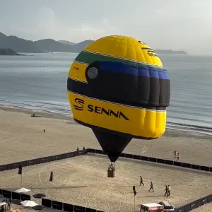 Balão gigante em formato de capacete de Senna oferece voos gratuitos em BC