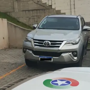 Caminhonete furtada na Meia Praia é encontrada abandonada em Joinville