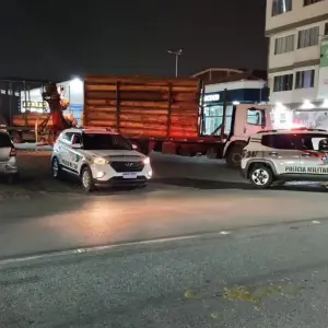 Operação de trânsito autua caminhão por excesso de altura em São João Batista