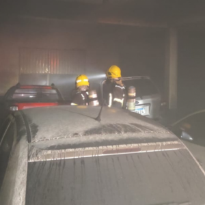 Fogo na madrugada: incêndio destrói oficina mecânica e dois veículos