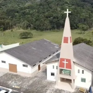 Igreja promove bazar com peças a R$ 1 e R$ 2 para ajudar famílias carentes