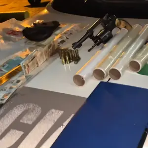 Denúncias levam à prisão de dois por tráfico e apreensão de drogas e arma