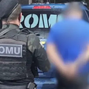 Fuga após acidente revela mandado de prisão por estelionato