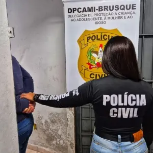 Flagrante por pornografia infantil após denúncia leva a prisão de homem de 28 anos