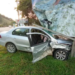 Colisão entre caminhão e carro deixa duas mulheres feridas na SC-410