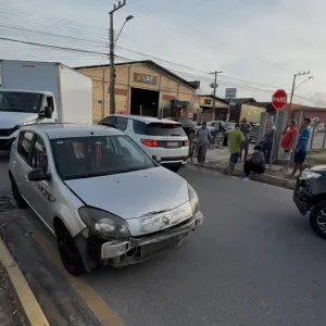 Carros se envolvem em colisão em cruzamento e atinge jovem que estava em moto elétrica