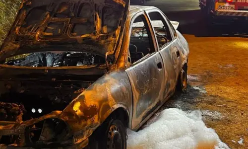 ATUALIZAÇÃO: Quatro corpos carbonizados são encontrados em carro incendiado