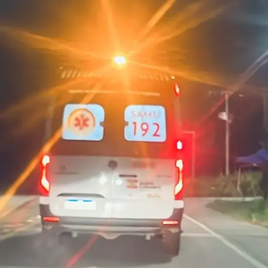 Acidente: carro cai em rio e motorista é resgatado por moradores