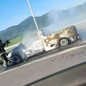 Veículo pega fogo no acostamento da BR-101 entre Governador Celso Ramos e Tijucas