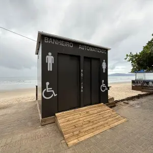 Itapema inaugura primeiro banheiro público autolimpante na Meia Praia