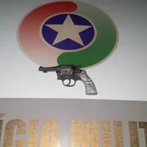Mulher é presa por porte ilegal de arma e ameaça após confusão familiar 