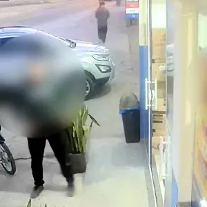 Clientes de mercado impedem furto de motocicleta;  suspeito já estava em cima da moto