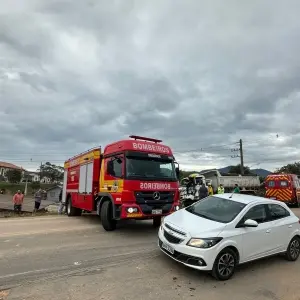 Acidente grave na SC-410 em Tijucas deixa homem preso às ferragens