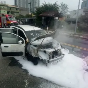 Incêndio atinge veículo e mobiliza Corpo de Bombeiros em Balneário Camboriú