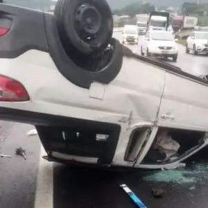 Carro capota no Morro do Boi na BR-101, causando lentidão