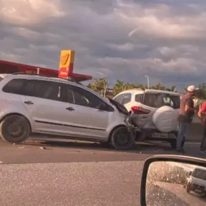 Acidente com quatro carros causa lentidão na BR-101 em Porto Belo