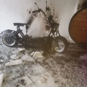 Ciclomotor pega fogo em garagem de residência, em Balneário Camboriú