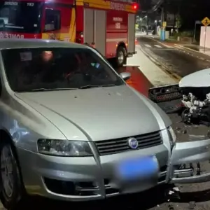 Colisão com dois carros deixa motorista e passageiro feridos em Porto Belo