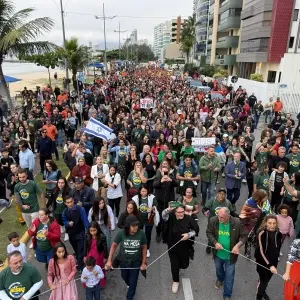 Multidão participa da Marcha para Jesus e emociona Itapema