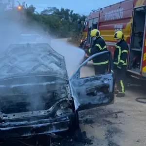 Carro é completamente destruído por incêndio em São João Batista